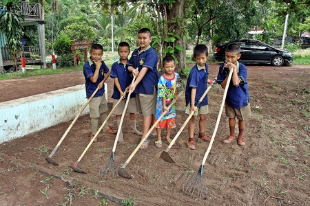 UDONTHANI, THAILAND â JULY 18, 2018:  Thai students are working together,  that be development of their school,  see them at BAN HUA KUA MUEAD AE school in UDONTHANI province THAILAND.のeditorial素材