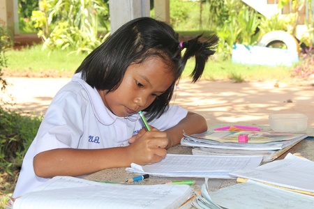 UDONTHANI, THAILAND â SEPTEMBER 24, 2018:  Asian girl,  Asian student is writing,  be tests by her teacher,  see her in BAN HUA KUA MUEAD AE school,  at UDONTHANI province THAILAND.のeditorial素材