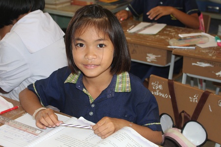 UDONTHANI, THAILAND â SEPTEMBER 24, 2018:  Asian girl,  Asian student is writing,  be tests by her teacher,  see her in BAN HUA KUA MUEAD AE school,  at UDONTHANI province THAILAND.のeditorial素材