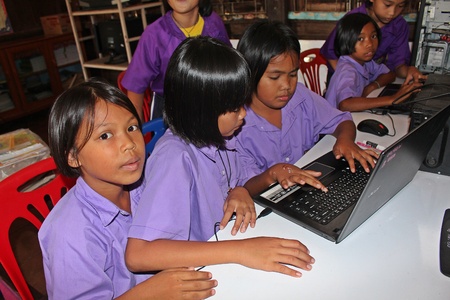 UDONTHANI, THAILAND â NOVEMBER 20, 2018:  Asian students are using the computer program in their classroom,  be a subject of education,  see them at BAN-NONG-WANG-NON-KHI-LEK school.のeditorial素材