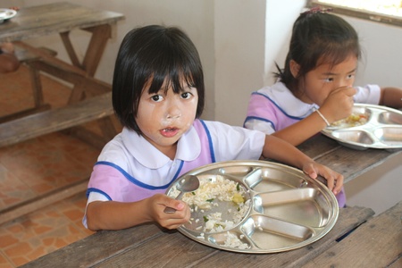 UDONTHANI, THAILAND â JANUARY 31, 2019:  Lunch time,  Thai students are enjoy in lunch time at their school,  see them at BAN NONG WANG NON KHI LEK school.のeditorial素材