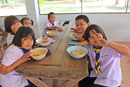 UDONTHANI, THAILAND â JANUARY 31, 2019:  Lunch time,  Thai students are enjoy in lunch time at their school,  see them at BAN NONG WANG NON KHI LEK school.のeditorial素材