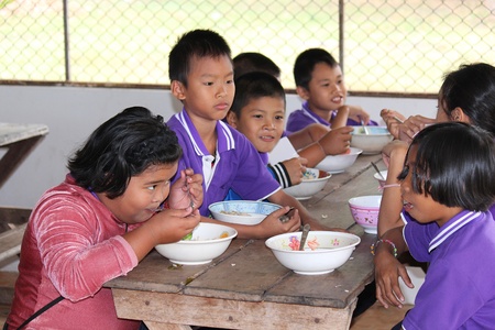 UDONTHANI, THAILAND â JANUARY 31, 2019:  Lunch time,  Thai students are enjoy in lunch time at their school,  see them at BAN NONG WANG NON KHI LEK school.のeditorial素材