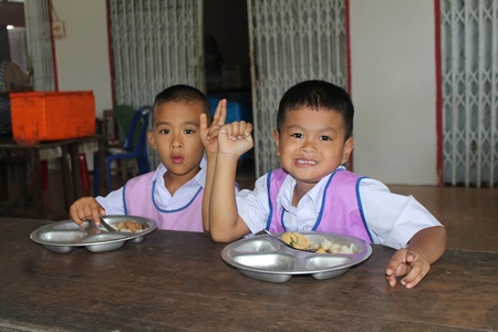 UDONTHANI, THAILAND â JULY 15, 2019:  Lunch time,  Thai students are enjoy in lunch time at their school,  see them at BAN NONG WANG NON KHI LEK school.のeditorial素材