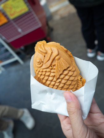 Taiyaki (Japanese fish-shaped pancakes) at a roadside taiyaki shop in Osaka Japanの写真素材