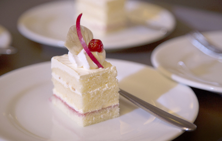 close up cutting cake in banquet for serve in ceremony.の写真素材