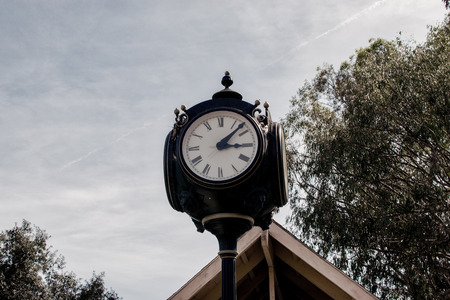 Community clock tells everyone in area the time