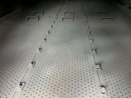 Strainer plate in the distillation column