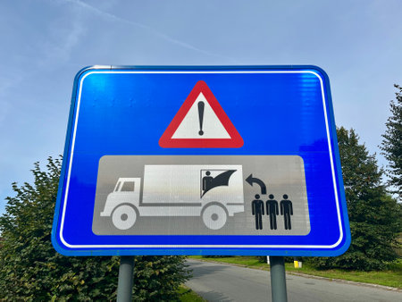 A sign indicating that semi-trailers are cutting awnings and stealing goodsの写真素材