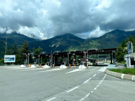 The Mont Blanc Tunnel (Fr. Tunnel du Mont-Blanc, It. Traforo del Monte Bianco is an automobile tunnel laid under the Mont Blanc mountain between ChamonixâMont-Blanc (France) and Coのeditorial素材