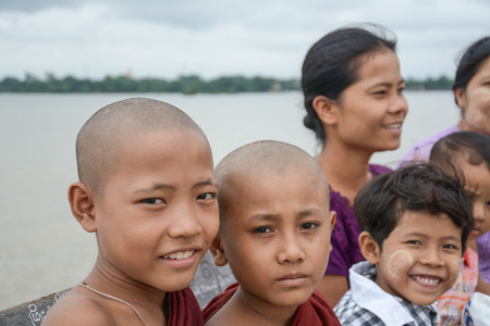 U Bein Bridge, Myanmar-Aug 02th, 2015:  An unidentified Burmese Buddhist novice on AUGUST 02 ,2015 .The U-Bein bridge is the longest teak bridge in the world, 1.2km length.のeditorial素材