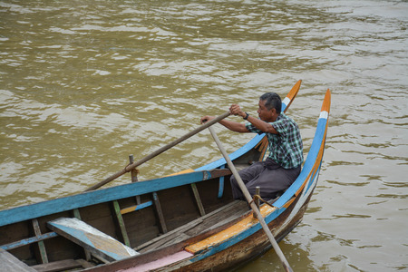 U Bein Bridge, Myanmar-Aug 02th, 2015: Burmese boatman at U Bein bridge, Taungのeditorial素材