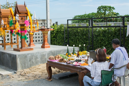 MUANG, SAMUTPRAKARN- SEPTEMBER 6 : Unidentified man is in worship the shrine of city pillar on September 6, 2018 at The shrine of city pillar, Muang,Samutprakarn, Thailand.のeditorial素材