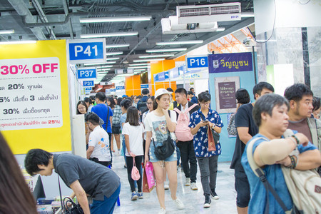 BANGKOK - OCTOBER 28 ,2018: Unidentified visitors in book fair on October 28, 2018 in Bangkok, Thailandのeditorial素材