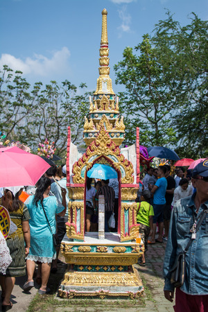 Samutprakarn - November 18 ,2018: The parade of Kathin Festival, People having fun with playing Thai music and dancing in Wat Srichan taram, Bangpu, Samutprakarn in Thailandのeditorial素材