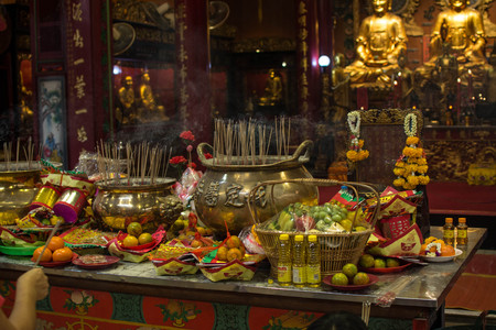Sacrifice to gods at Dragon Temple Kammalawat, China Town, Thailandのeditorial素材