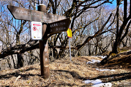 Tanzawa no Nabewariyama Ridge Signpost at the summit of Nabewariyamaの写真素材