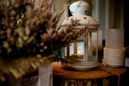 purple heather and lanterns.heather in pot, autumn, cozy atmosphere, candle in lantern, vintage toned image.candles in the interior.evening Interior decor with candles,romantic dinner at the restaurant.Selective focusの写真素材