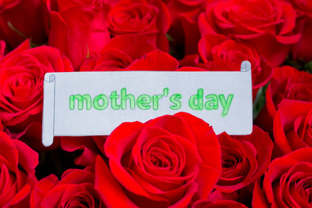 Happy Mothers Day. card concept. red heart of roses with message.Happy Mothers Day.Rose background. Mothers Day greeting card. Selective focus. flowers surprise. Greeting card.Spring holidaysの写真素材