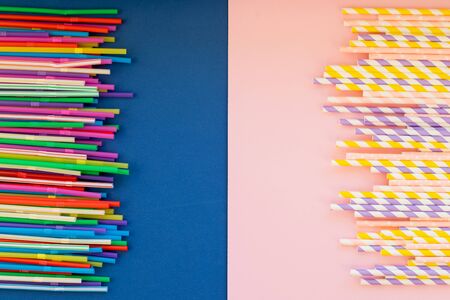 Background for a banner with paper and plastic tubes isolated on colorful background. Frame with cocktail straws. Party banner, cocktails bar. Elegant paper drinking straws. copy spaceの写真素材