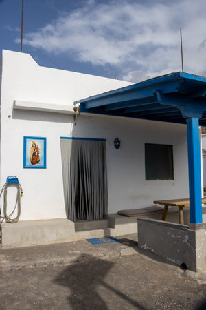 Small white houses at the coast of Atlantic ocean, beside the beach. White base contrasting with the color details. Los Molinos, Fuerteventura, Canary Islands, Spain.の写真素材
