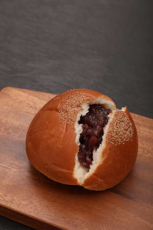 Japanese round bread filled with red bean paste.
It is a kind of Japanese sweet bread with red bean paste inside.
Anpanの写真素材