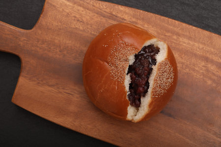Japanese round bread filled with red bean paste.
It is a kind of Japanese sweet bread with red bean...