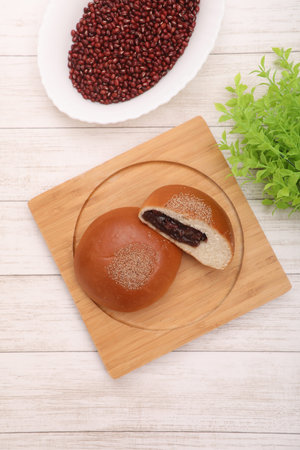 Japanese round bread filled with red bean paste.
It is a kind of Japanese sweet bread with red bean...