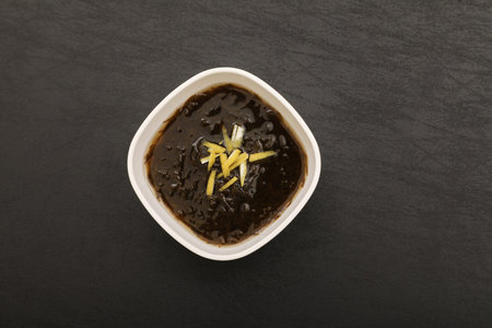 It is mozuku vinegar served in a bowl.
It is eaten in Japan, especially in Okinawa.