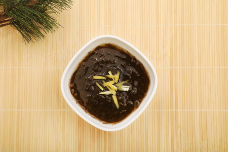It is mozuku vinegar served in a bowl.
It is eaten in Japan, especially in Okinawa.
