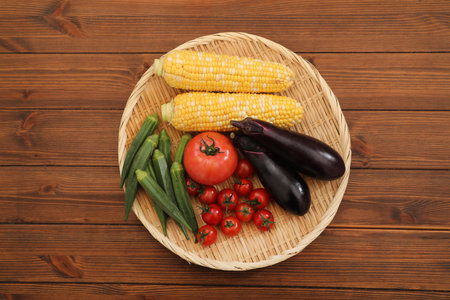 Summer vegetables on a colander
Corn, eggplant, okra, tomatoes, and mini-tomatoes,の写真素材