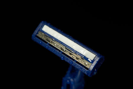 New disposable razor blade with water droplets. Macro shootingの写真素材