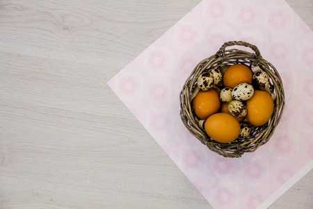 Plate with quail eggs and chicken eggs. Quail eggs in a wooden bowl. place for text. nutrition protein diet. Top view, flat lay with copyspace slogan or text message. colorful backgroundの写真素材