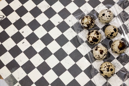 Plate with quail eggs and chicken eggs. Quail eggs in a wooden bowl. place for text. nutrition protein diet. Top view, flat lay with copyspace for slogan or text message. colorful backgroundの写真素材