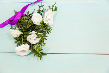 Flowers layout on white rustic background. a bouquet of roses scattered the petals on the old wooden table. Horizontal viewの写真素材