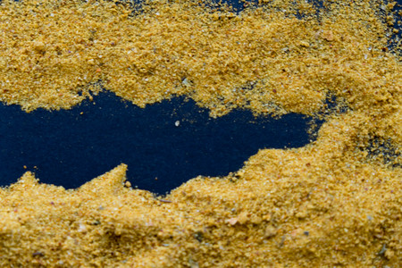 heap of curry powder on black slate backgroundの写真素材