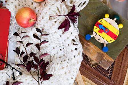 Fall Time Alarm clock on a rustic wooden table with colorful Autumn leaves. with light shadow and shallow depth of field. Daylight savings time concept. Autumn Time Change, with copy space. Top viewの写真素材