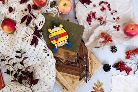 Fall Time Alarm clock on a rustic wooden table with colorful Autumn leaves. with light shadow and shallow depth of field. Daylight savings time concept. Autumn Time Change, with copy space. Top viewの写真素材