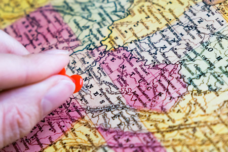 Map of USA with a red pushpin stuck. Close-up of several color pushpin on a geographic map. The choice of the route.の写真素材