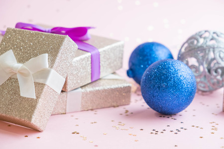 christmas or new year frame composition. christmas decorations in gold colors on white background with empty copy space for text. holiday and celebration concept for postcard or invitation. top viewの写真素材