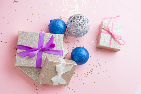 christmas or new year frame composition. christmas decorations in gold colors on white background with empty copy space for text. holiday and celebration concept for postcard or invitation. top viewの写真素材