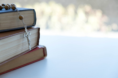 Crosses and books on a wooden tableの写真素材