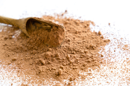 pile cocoa powder isolated on white backgroundの写真素材