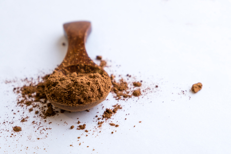 pile cocoa powder isolated on white backgroundの写真素材