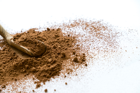 pile cocoa powder isolated on white backgroundの写真素材