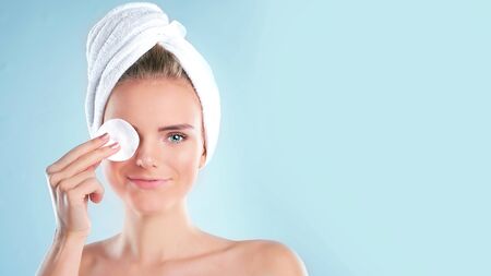 Healthy fresh girl removing makeup from her face with cotton pad. woman with a sponge wihte background cotton pad problem skinの写真素材