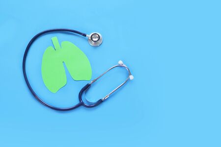 Lung health therapy medical concept . silhouette of the lungs and a stethoscope on a green background. concept of respiratory disease, pneumonia, tuberculosis, bronchitis, asthmaの写真素材