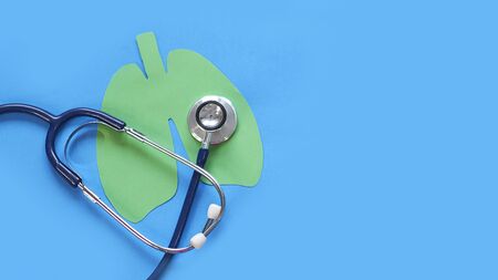 Lung health therapy medical concept . silhouette of the lungs and a stethoscope on a green background. concept of respiratory disease, pneumonia, tuberculosis, bronchitis, asthmaの写真素材