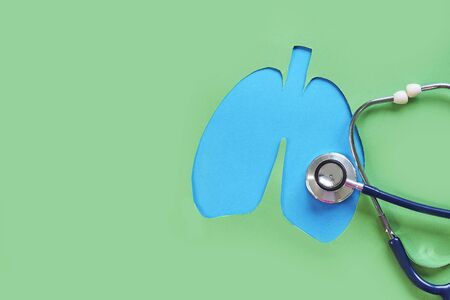 Lung health therapy medical concept . silhouette of the lungs and a stethoscope on a green background. concept of respiratory disease, pneumonia, tuberculosis, bronchitis, asthmaの写真素材