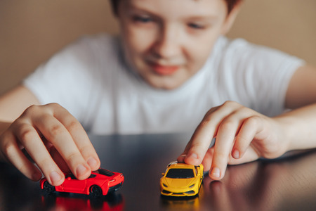 A boy is playing with a carのeditorial素材